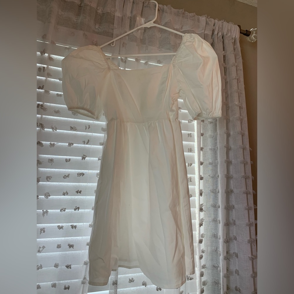 NEVER WORN copper-key white dress with puff sleeves.